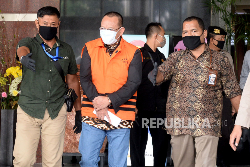 Tersangka kasus dugaan suap gratifikasi senilai Rp46 miliar, Nurhadi berjalan usai menjalani pemeriksaan di Gedung KPK, Jakarta, Selasa (2/6). KPK menangkap Nurhadi yang merupakan mantan Sekretaris Mahkamah Agung (MA) dan menantunya, Riezky Herbiyono di Simprug, Jakarta Selatan pada Senin (1/6) malam setelah buron sejak hampir empat bulan lalu