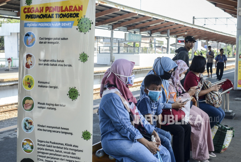 Penumpang memakai masker di dekat spanduk sosialisasi virus Corona di Stasiun Depok, Depok, Jawa Barat, Jumat (6/3).(Republika/Putra M. Akbar)