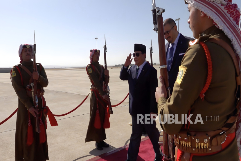 Menteri Pertahanan Prabowo Subianto tiba di Queen Alia International Airport (QAIA), Amman, Yordania, Senin (10/6/2024).