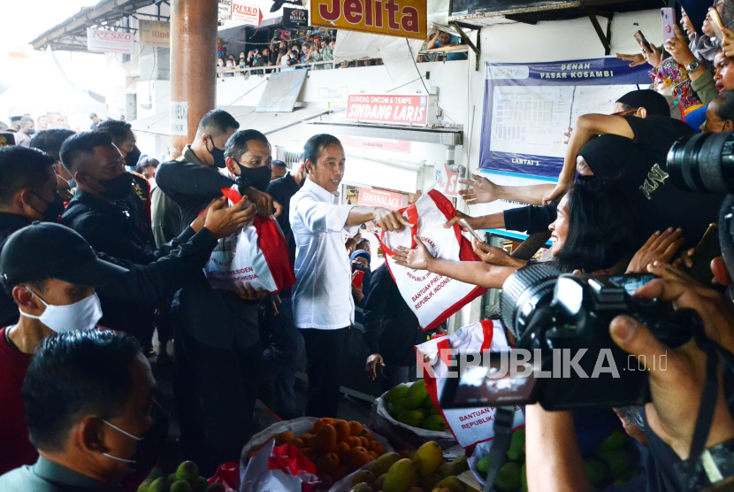 Presiden RI Joko Widodo (Jokowi) mengunjungi Pasar Kosambi saat agenda kunjungan kerja ke Kota Bandung, Kamis (13/11). Dalam kesempatan itu Jokowi menyerahkan sejumlah bantuan sosial bagi para pedagang.