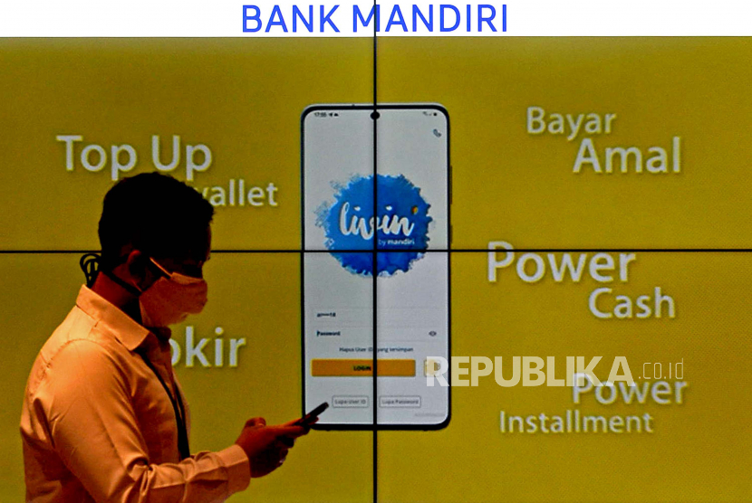 Nasabah dengan menggunakan ponsel melakukan transaksi menggunakan aplikasi mobile banking Livin Bank Mandiri di Jakarta, Selasa (7/9). PT Bank Mandiri Tbk melakukan penajaman strategi yang sejalan dengan prospek pertumbuhan ekonomi nasional. 