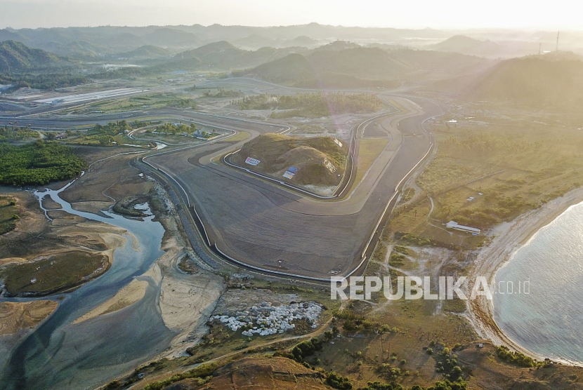 Foto udara tikungan ke-10 lintasan Mandalika International Street Circuit saat matahari terbit di Kawasan Ekonomi Khusus (KEK) Mandalika, Pujut, Praya, Lombok Tengah, NTB. Kemenkop UKM memastikan UMKM siap meramaikan ajang MotoGP 2022 di Sirkuit Mandalika.