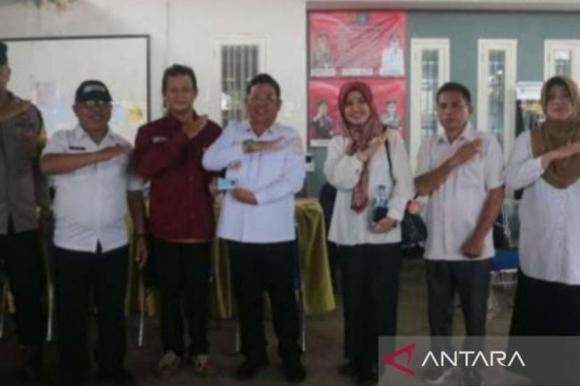 Pemkab Bangka Tengah buka gerai pelayanan publik di desa.