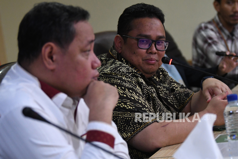 Ketua Bawaslu Rahmat Bagja (kanan) didampingi anggota Bawaslu Herwyn Malonda (kiri) menyampaikan paparan kepada wartawan di Kantor Bawaslu, Jakarta, Kamis (5/1/2023).