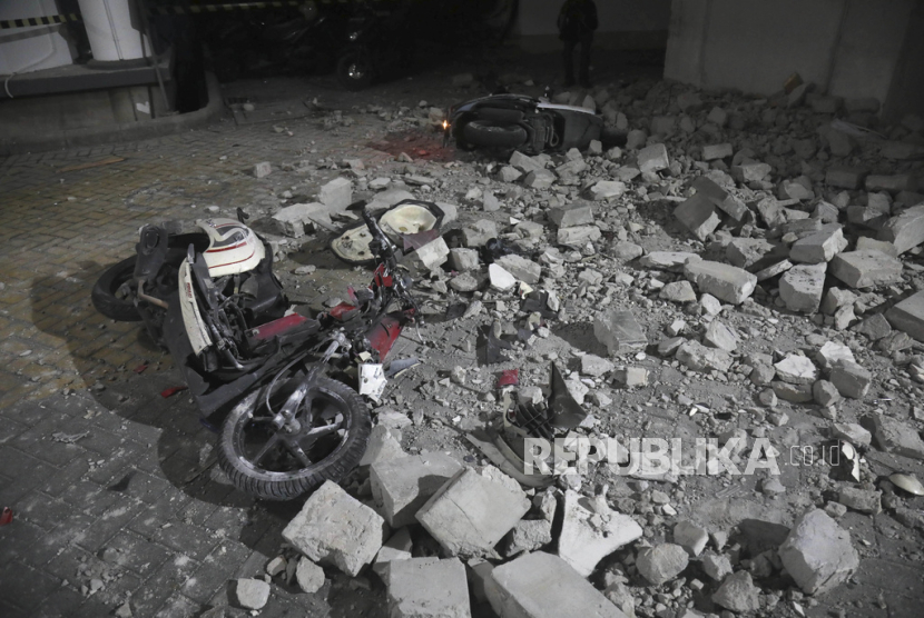 Sepeda motor rusak akibat tembok runtuh akibat gempa bumi di Surabaya, Jawa Timur. PBNU mengajak masyarakat untuk membantu korban yang terdampak gempa di Bawean.
