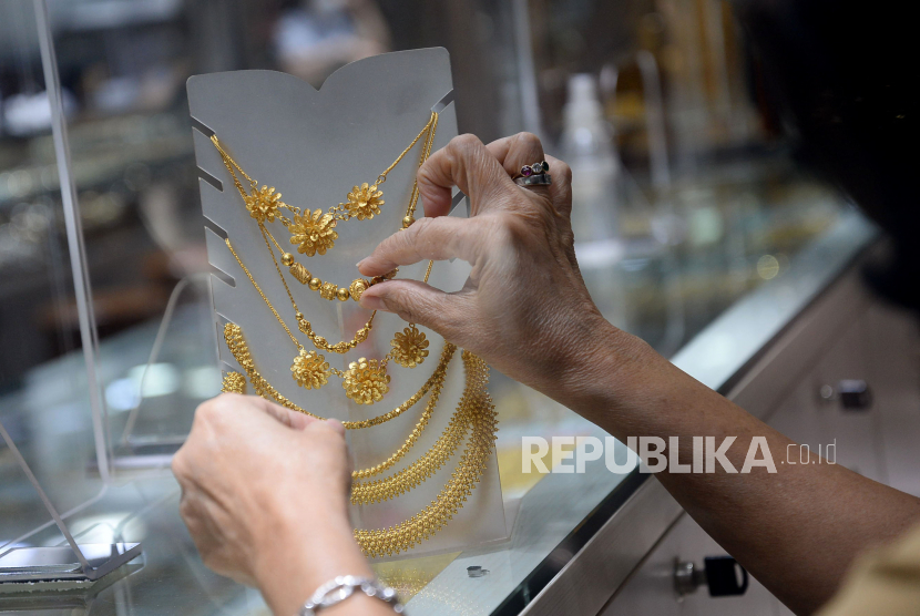 Penjual menata emas perhiasan di toko emas Cikini, Jakarta, Rabu (22/7). 
