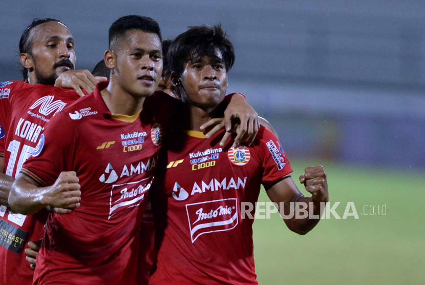 Pesepak bola Persija Jakarta Irfan Jauhari (kanan), pinjaman dari Bali United, berselebrasi bersama rekannya usai mencetak gol.