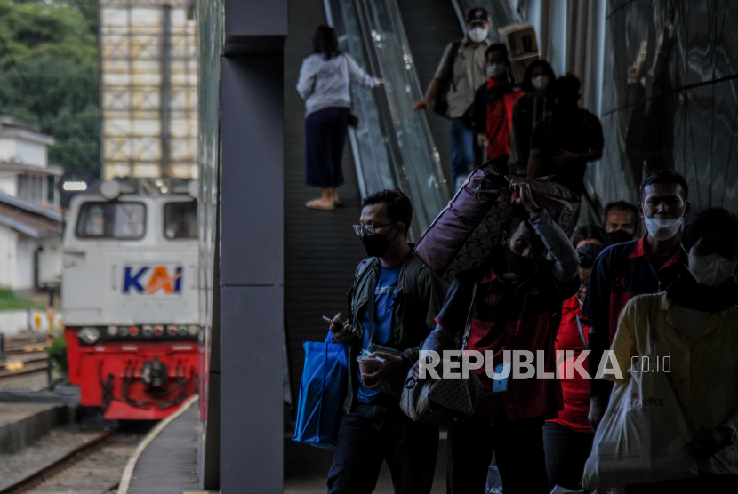 Sejumlah calon penumpang kereta api Malabar tujuan Malang berjalan menuju peron di Stasiun Bandung, Jawa Barat, Ahad (8/5/2022). PT KAI Daop 2 Bandung mencatat pada arus balik H+5 Lebaran 2022, telah memberangkatkan 12.568 penumpang serta sebanyak 13.324 penumpang akan tiba di Daop 2 Bandung. 