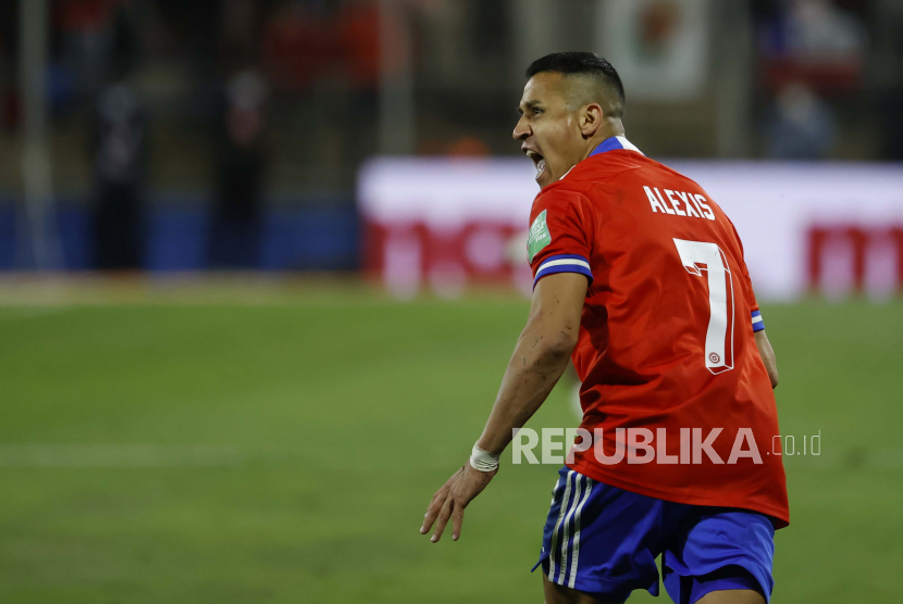 Alexis Sanchez dari Chili bereaksi selama pertandingan sepak bola kualifikasi Amerika Selatan untuk Piala Dunia Qatar 2022 antara Chili dan Uruguay, di stadion San Carlos de Apoquindo di Santiago, Chili, 29 Maret 2022.