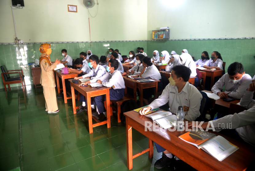Siswa mengikuti pembelajaran tatap muka (PTM) di Yogyakarta, Senin (24/1/2022).