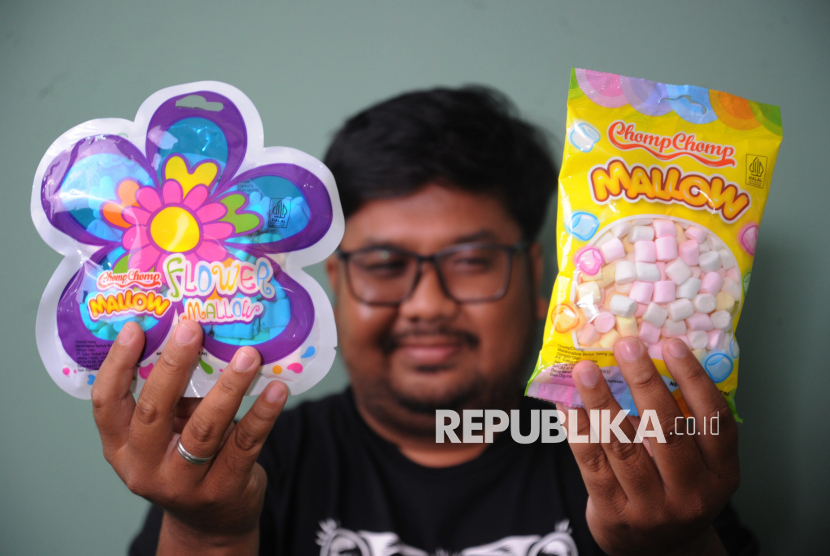 Warga menunjukkan marshmallow, Jakarta, Selasa (22/4/2025).
