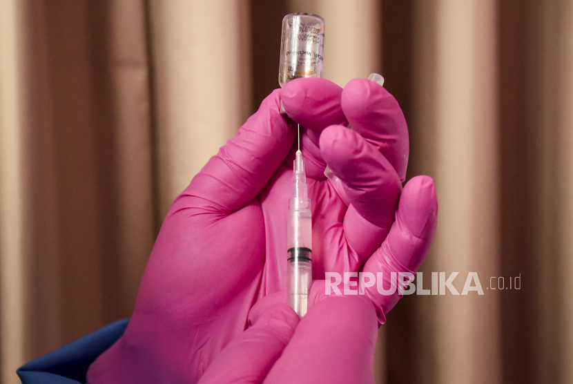 Vaksinator bersiap untuk melakukan vaksinasi Covid-19 (ilustrasi).  Dinas Kesehatan Kabupaten Purwakarta, Jawa Barat, menyampaikan ribuan tenaga kesehatan siap mendapatkan suntikan vaksin COVID-19 meski belum ada kepastian kapan tepatnya waktu vaksinasi COVID-19 di daerah tersebut.