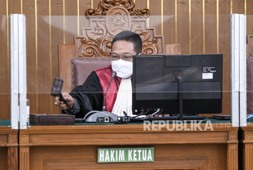 Hakim Ketua Suharno mengetuk palu saat sidang pembacaan permohonan praperadilan Rizieq Shihab di Pengadilan Negeri Jakarta Selatan.
