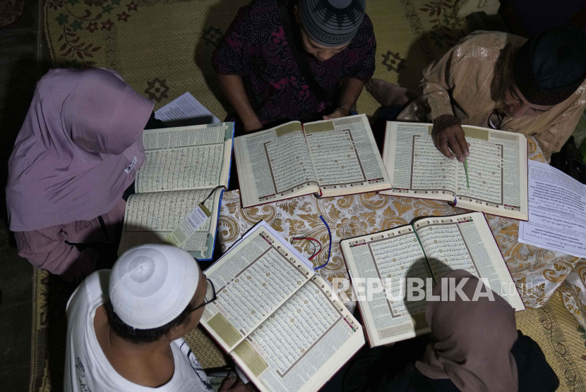 Perempuan transgender menghadiri kelas membaca Alquran di Sekolah Islam Al Fatah di Yogyakarta, Indonesia, Ahad, 6 November 2022.