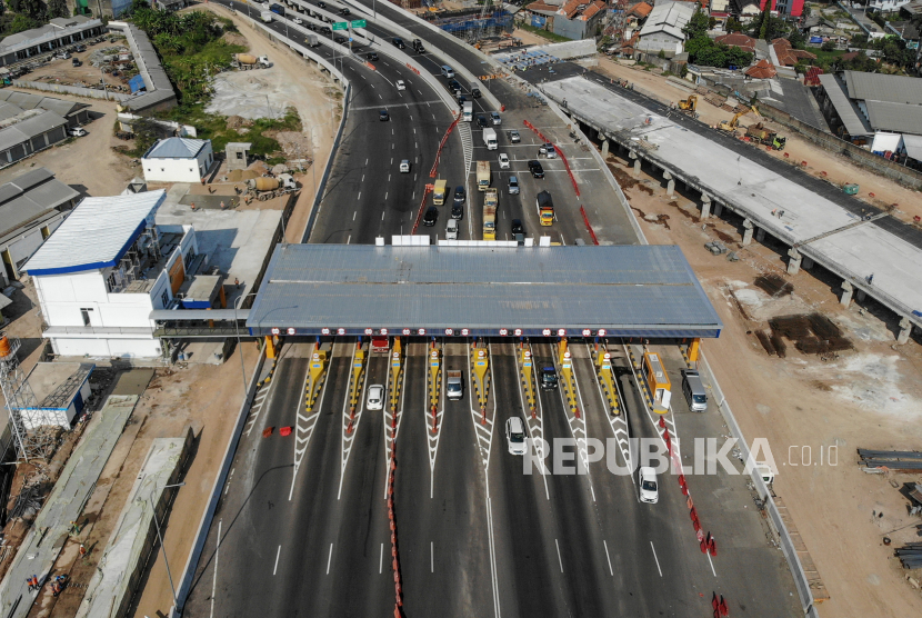 Foto udara kendaraan yang melintas di Gerbang Tol Simpang Susun Cileunyi, Kabupaten Bandung, Jawa Barat. Kepala Dishub Jabar meminta agar rambu-rambu ditambah di Gerbang Tol Cileunyi.