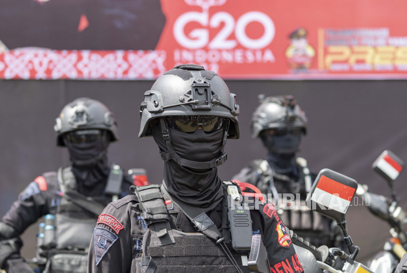 Petugas kepolisian Indonesia mengambil bagian dalam persiapan keamanan untuk pertemuan G20 mendatang di Denpasar, Bali, Indonesia, 07 November 2022. Bali akan menjadi tuan rumah KTT Kepala Negara dan Pemerintahan Kelompok 20 (G20) ke-17 dari 15 hingga 16 November 2022.