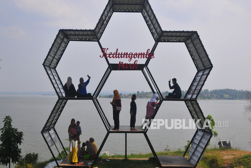 Wisatawan mengunjungi salah satu tempat berfoto di kawasan wisata Embun Bening Kedungombo Park Desa Rambat, Geyer, Grobogan, Jawa Tengah, Sabtu (27/5/2023). 