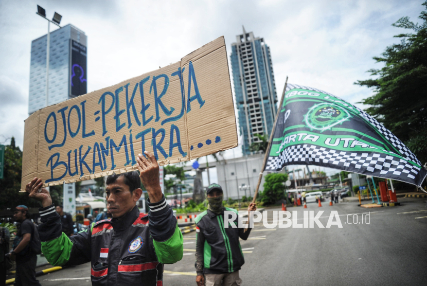 Sejumlah pengemudi ojek online (Ojol) menggelar aksi demo di depan Gedung Kemenaker RI, Jakarta, Senin (17/2/2025).