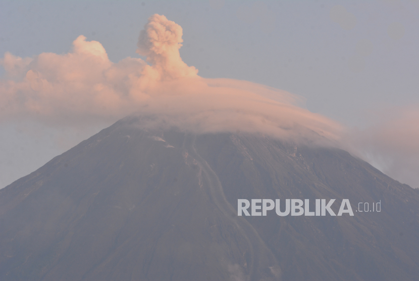 Gunung Semeru mengeluarkan asap yang tampak dari Desa Supiturang, Pronojiwo, Lumajang, Jawa Timur, Ahad (5/6/2022). Status Gunung Semeru mulai dinaikkan dari siaga (level III) menjadi awas (level IV). 