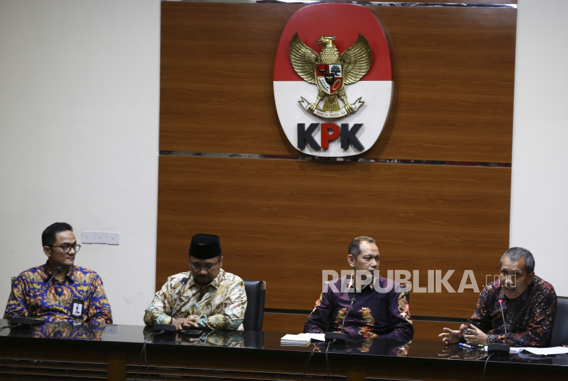 Deputi Pencegahan dan Monitoring KPK Pahala Nainggolan (kanan), menyampaikan keterangan pers disaksikan oleh Menteri Agama Yaqut Cholil Qoumas (kedua kiri), Kepala Badan Pengelola Keuangan Haji (BPKH) Fadlul Imansyah (kiri) dan Wakil Ketua KPK Nurul Ghufron (kedua kanan) usai mengadakan pertemuan di Gedung Merah Putih KPK, Jakarta, Jumat (27/1/2023). Pertemuan tersebut membahas rencana kenaikan biaya haji 2023.