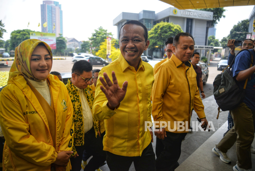 Ketua Umum Partai Golkar Bahlil Lahadalia saat tiba untuk menyerahkan surat Rekomendasi di Kantor DPP Partai Golkar, Jakarta, Selasa (27/8/2024). Partai Golkar resmi memutuskan untuk mengusung Airin Rachmi Diany dan Ade Sumardi untuk maju di Pilgub Banten pada Pilkada 2024 setelah sebelumnya mendukung pasangan Andra Soni-Dimyati Natakusumah.