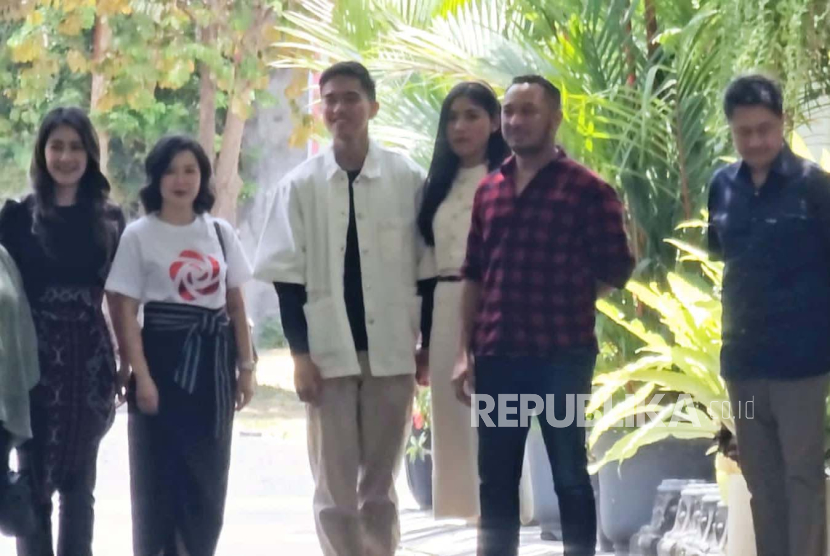 Ketum DPP PSI Giring Ganesha dan Wakil Ketua Dewan Pembina DPP PSI Grace Natalie tiba di kediaman Presiden Jokowi di Kota Solo, Sabtu (23/9/2023), disambut Kaesang Pangarep dan istrinya Erina Gudono.