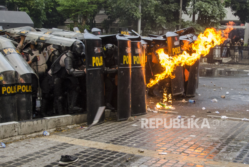 Personil Kepolisian menahan lemparan molotov oleh demonstran saat unjuk rasa tolak Undang-Undang Cipta Kerja di Depan Gedung DPRD Jawa Barat, Bandung, Jawa Barat, Rabu (7/10). (Ilustrasi)