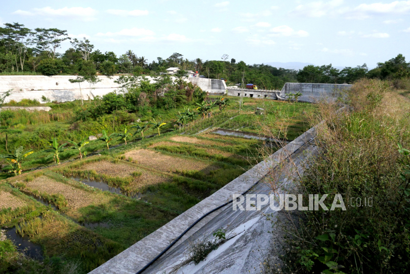 Lahan pertanian warga di aliran Dam Sabo Bronggang, Sleman, Yogyakarta, Rabu (7/10). Warga memanfaatkan tanah di dalam Dam Sabo untuk bertani. Selain untuk memanfaatkan lahan tidur juga membantu perekonomian.