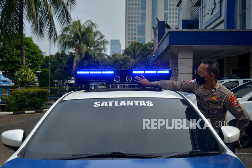 Anggota polisi ilustrasi. Direktorat Lalu Lintas Polda Metro Jaya menghadirkan 'Police Smart' untuk mengentaskan permasalahan masyarakat di bidang lalu lintas seperti kesulitan membuat SIM dan lainnya. 