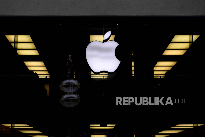 Logo Apple menyala di sebuah toko di Munich, Jerman, Senin, 13 November 2023.