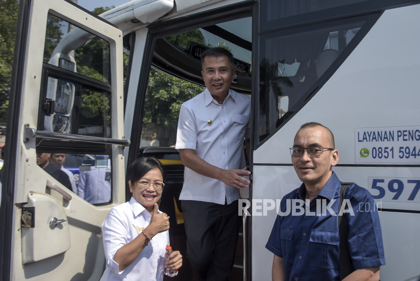 Pj Gubernur Jawa Barat Bey Triadi Machmudin (tengah) menaiki bus pengumpan Damri Bandara Kertajati di Pool Damri Kebon Kawung, Kota Bandung, Jawa Barat, Selasa (10/10/2023).