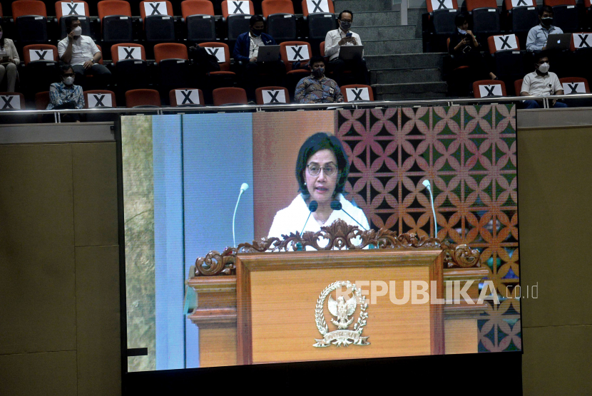 Menteri Keuangan Sri Mulyani (dalam Layar) menyampaikan tanggapan pemerintah pada rapat paripurna DPR di kompleks Parlemen, Jakarta, Senin. (ilustrasi)