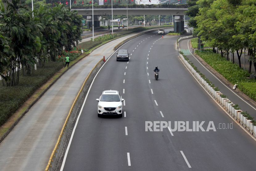Sejumlah kendaraan melintasi Jalan Sudirman, Jakarta. Dishub DKI Jakarta meniadakan sistem ganjil genap selama libur panjang besok.