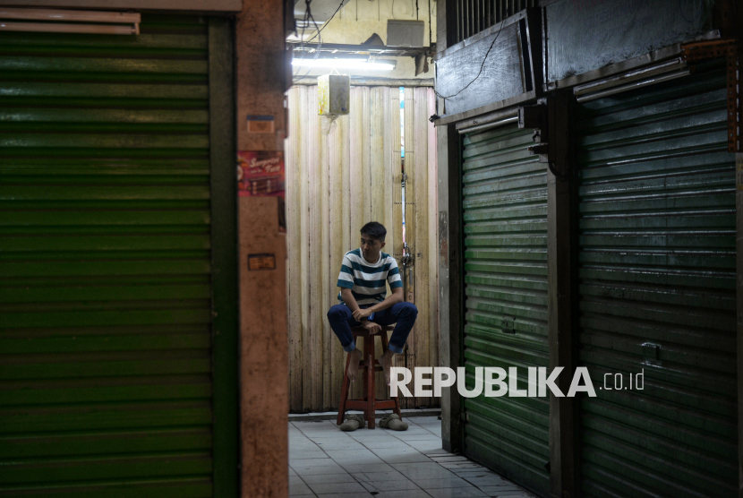 Suasana Pasar Pramuka, Jakarta, Jumat (14/11/2025). Sejumlah pedagang obat dan alat kesehatan di Pasar Pramuka menutup toko secara serempak akibat kenaikan harga sewa sekaligus bentuk solidaritas. Para pedagang tersebut memprotes biaya sewa yang dinilai memberatkan. Perumda Pasar Jaya melakukan penyesuaian harga perpanjangan hak pemakaian tempat usaha untuk menjaga keseimbangan antara keberlanjutan usaha pedagang dan keberlangsungan pengelolaan pasar yang sehat secara ekonomi.