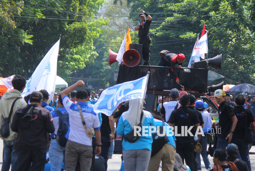 Ratusan buruh melakukan aksi unjuk rasa di depan Gedung Sate, Kota Bandung, Kamis (28/8/2025). Dalam demo itu buruh menuntut agar pemerintah segera menerbitkan Undang-undang Ketenagakerjaan baru tanpa sisipan Omnibus Law, dan kenaikan Penghasilan Tidak Kena Pajak (PTKP).