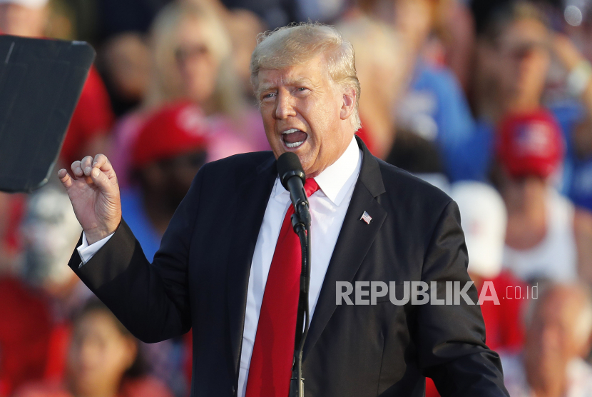 Mantan Presiden AS Donald Trump berbicara kepada para pendukungnya selama rapat umum di Lorain County Fairgrounds di Wellington, Ohio, AS, 26 Juni 2021.