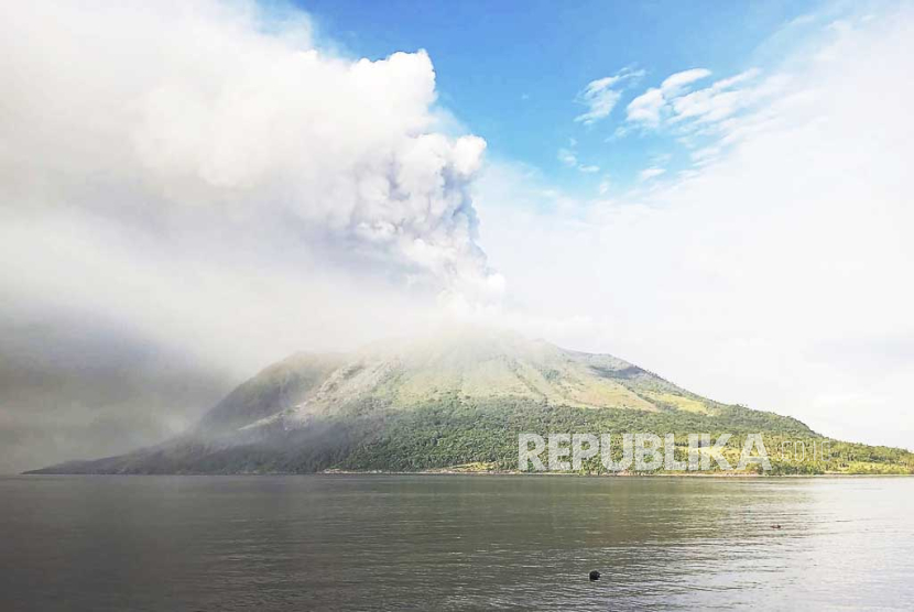 Gunung Ruang terlihat saat letusan dari pulau Tagulandang, Indonesia, Kamis, (18/4/2024).