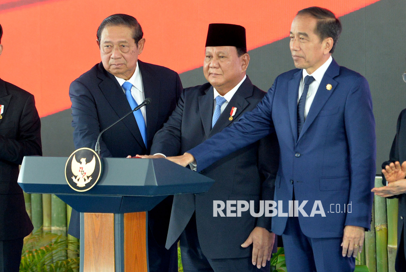 Presiden Prabowo Subianto bersama Presiden ketujuh Joko Widodo dan Presiden keenam Susilo Bambang Yudhoyono meluncurkan Danantara di Istana Merdeka, Jakarta Pusat, Senin (24/2/2025). 