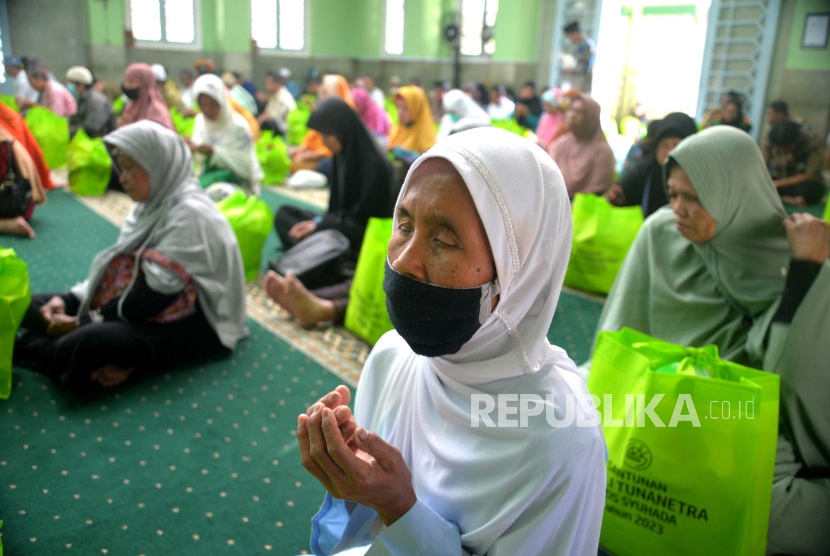 Warga disabilitas tuna netra berdoa bersama saat tausiyah usai penyerahan santunan sosial di Masjid Syuhada, Yogyakarta, Kamis (21/9/2023). 