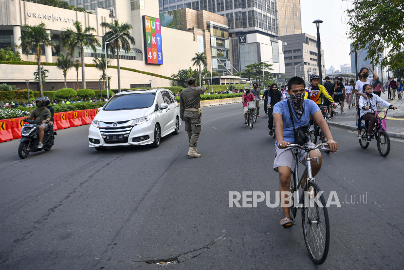Warga mengayuh sepedanya saat melintas di kawasan bundarah Hotel Indonesia Jakarta, Ahad (28/6). Pemprov DKI menyampaikan sampai dengan Ahad (28/6) pasien sembuh dari paparan Corona Virus Desease 2019 (Covid-19) naik 255 orang. 