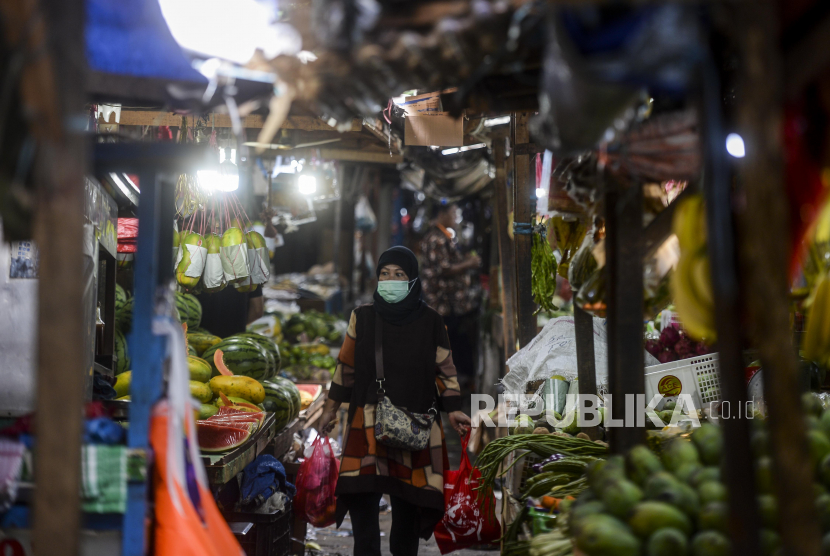 Warga mengunjungi Pasar Rawa Kerbau Rawasari di Cempaka Putih, Jakarta, Kamis (8/12/2022) (ilustrasi). Ekonom Lembaga Penyelidikan Ekonomi dan Masyarakat (LPEM) Universitas Indonesia Teuku Riefky mengatakan, pertumbuhan ekonomi sepanjang 2022 diperkirakan 5,18 persen sampai 5,20 persen secara tahunan.