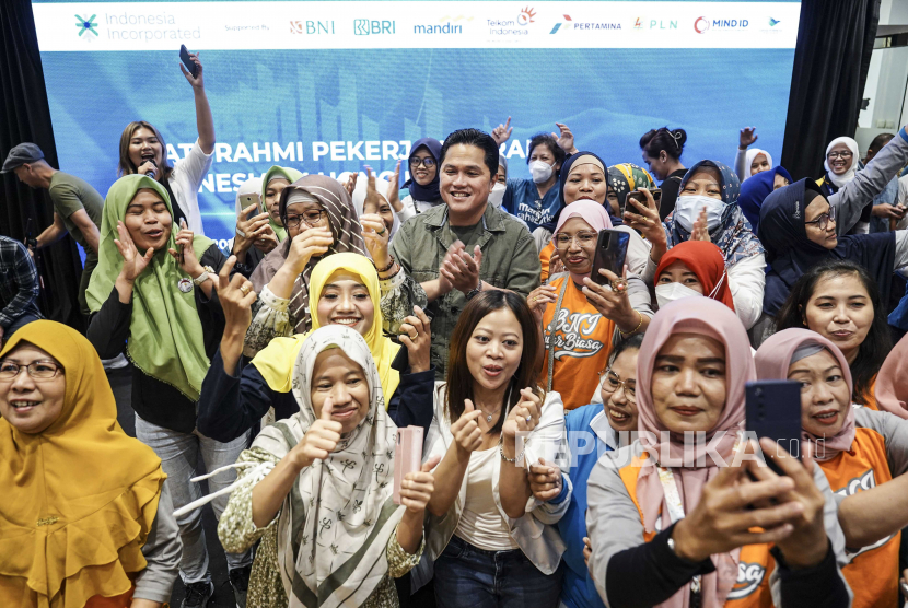 Menteri BUMN Erick Thohir bernyanyi bersama pada acara silaturahmi dengan Pekerja Migran Indonesia (PMI) di Hong Kong, Sabtu (1/7/2023). Menteri BUMN berkomitmen mendukung Badan Pelindungan Pekerja Migran Indonesia (BP2MI) dalam memberikan perlindungan terhadap para PMI di luar negeri. 