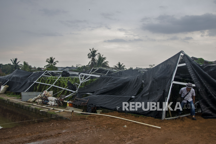 Warga membereskan atap baja ringan yang roboh setelah diterjang badai di Desa Dewasari, Kabupaten Ciamis, Jawa Barat, Selasa (2ibatkan puluhan rumah rusak dan pohon tumbang. 