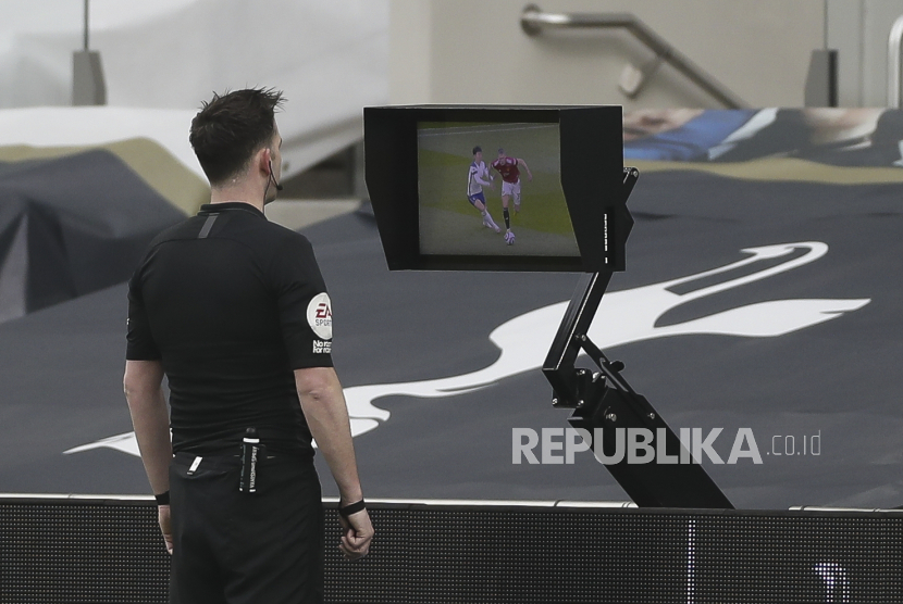 Wasit Chris Kavanagh memeriksa Sistem Video Assistant Referee (VAR) untuk keputusan gol selama pertandingan Liga Utama Inggris antara Tottenham Hotspur dan Manchester United di London, Inggris, 11 April 2021.