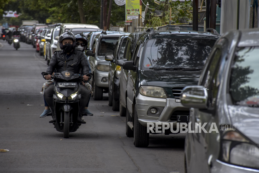 (ILUSTRASI) Kemacetan arus lalu lintas di Jalan Cimincrang menuju kawasan Masjid Raya Al Jabbar, Kota Bandung, Jawa Barat. 