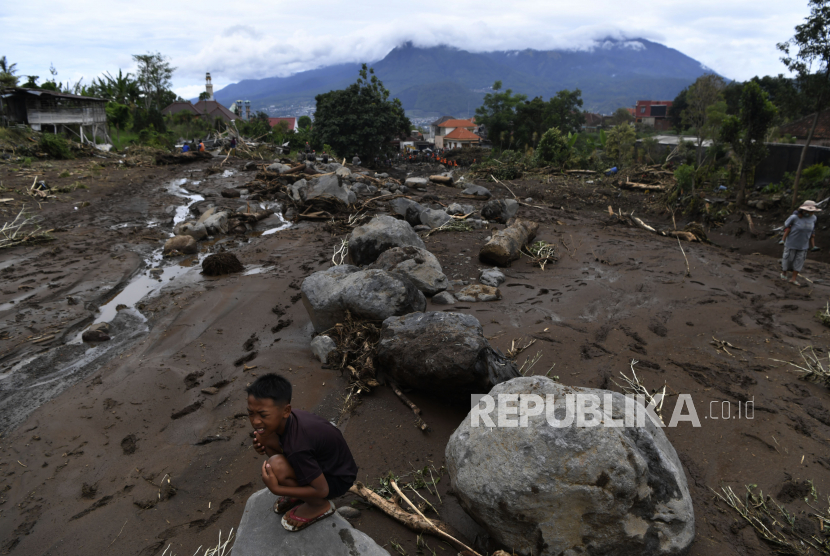 Seorang anak mengamati kerusakan akibat banjir bandang di Bulukerto, Kota Batu, Jawa Timur, Jumat (5/11/2021). Berdasarkan laporan sementara dari BPBD Kota Batu hingga hari kedua pencarian korban banjir bandang, tim SAR berhasil menemukan enam jenazah korban dan tiga korban masih dalam proses pencarian. 