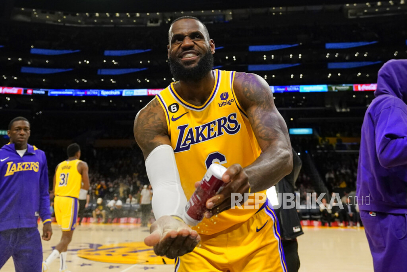 Forward Los Angeles Lakers LeBron James mencetak rekor sebagai pemain dengan poin tertinggi di NBA.