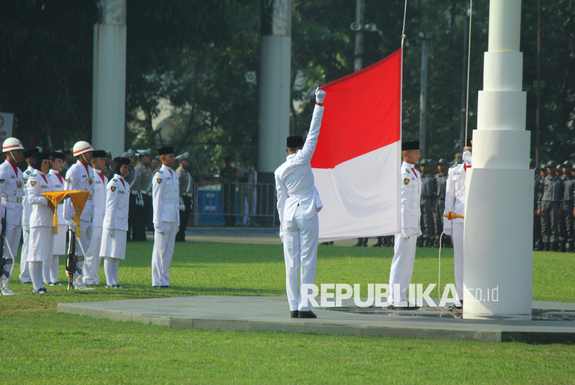 Paskibraka membawa bendera merah putih.