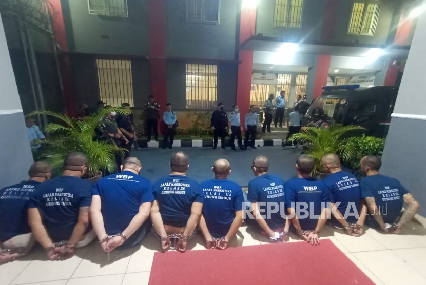 Ditjen Permasyarakatan Kemenkumham memindahkan 14 orang narapidana ke Pulau Nusakambangan. Mereka berasal dari beberapa Lembaga Pemasyarakatan (Lapas) se-Wilayah Jawa Barat pada Senin (15/5/2023) malam.