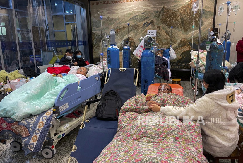 Orang-orang merawat kerabat lansia mereka saat pasien menerima infus saat menggunakan ventilator di aula Rumah Sakit Changhai di Shanghai, China pada Selasa, 3 Januari 2023. Saat ini Jerman mengklasifikasikan China sebagai area varian virus yang berbahaya.